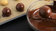 Kokosové kuličky v čokoládě s pistáciemi