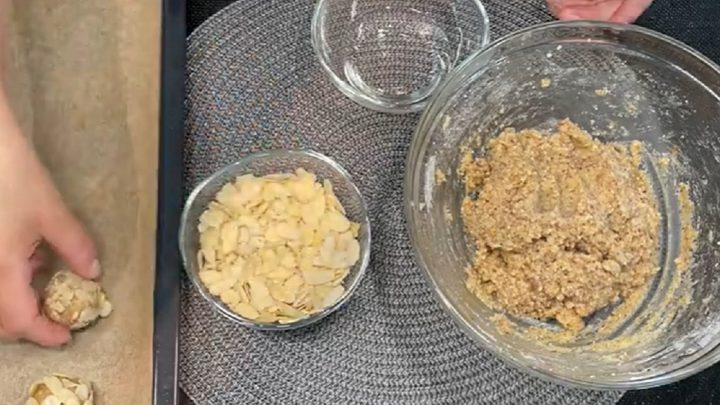 Marcipánové koule s plátky mandlí