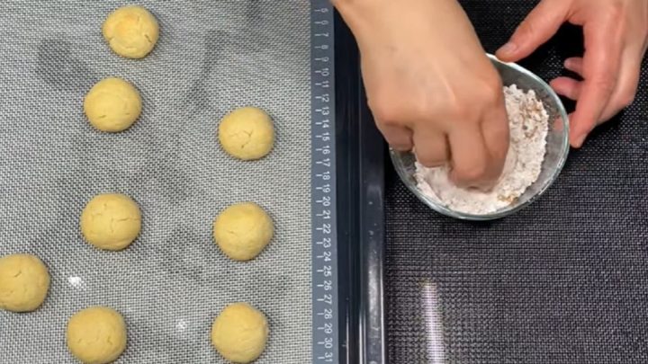 Skořicové kuličky s vanilkovým cukrem