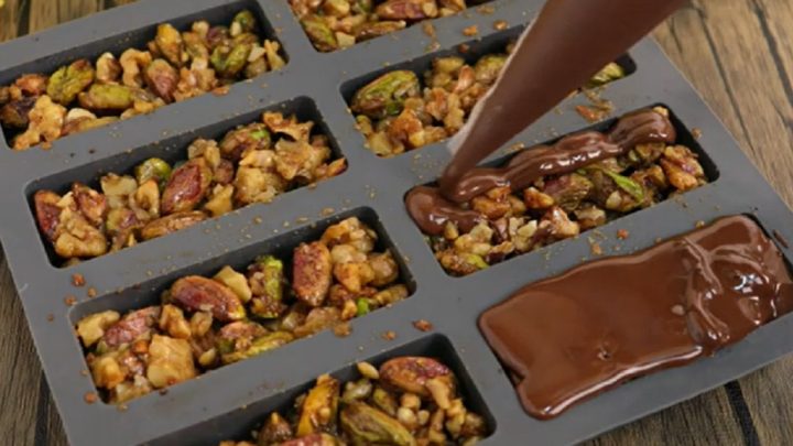 Ořechové tyčinky s čokoládou a skořicí