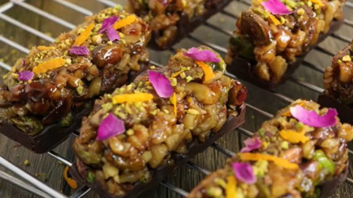 Ořechové tyčinky s čokoládou a skořicí