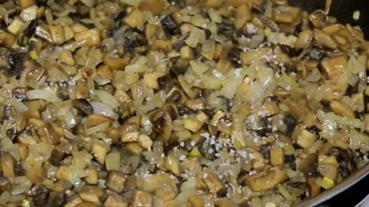 Silvestrovský vrstvený salát s chipsy