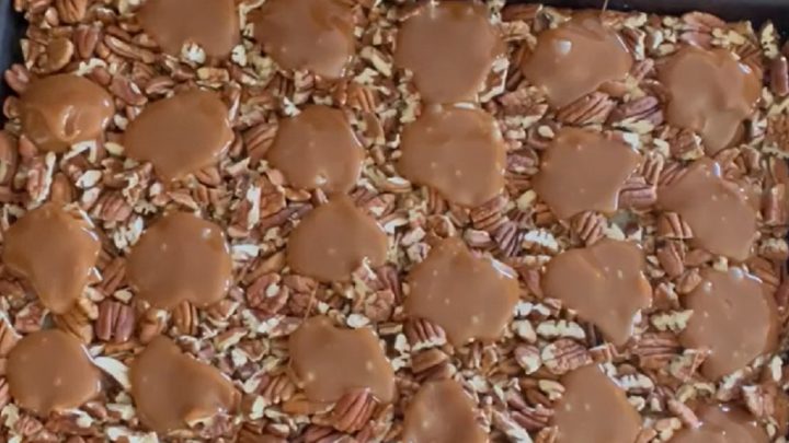 Karamelové placičky s pekanovými ořechy