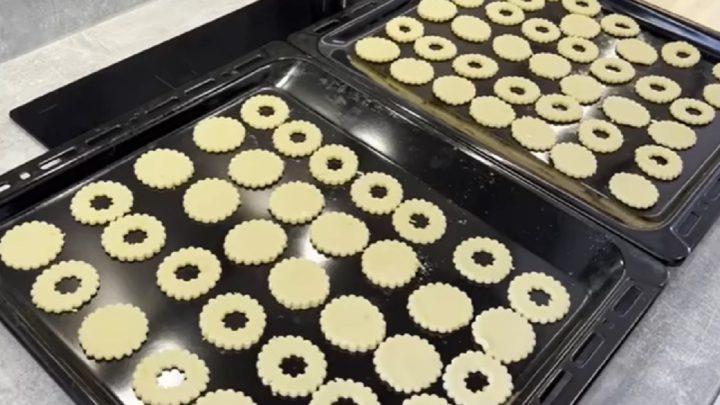 Klasická linecká kolečka s rybízovým džemem