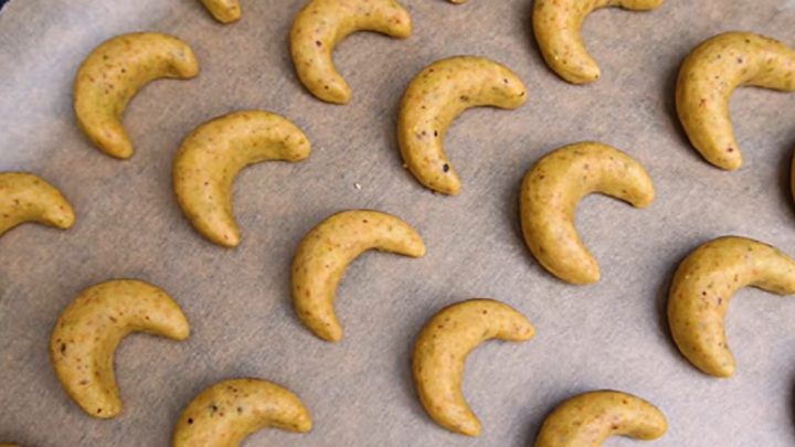 Pistáciové rohlíčky s čokoládovou polevou