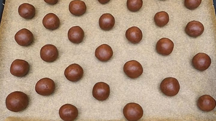 Nugátové cukroví s ořechy a čokoládou