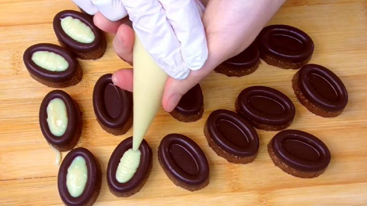 Nepečená datlová zrna s bílou čokoládou