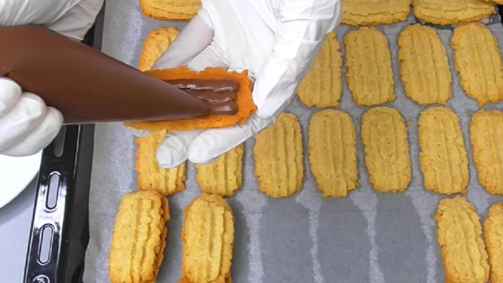 Stříkané banánky s čokoládou a vanilkou