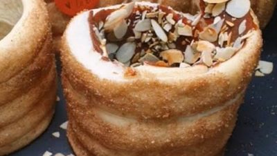 Trdelník se skořicí z kynutého těsta