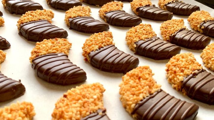 Polomáčené měsíčky s arašídy a čokoládou