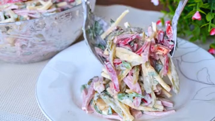 Švýcarský salát se šunkou a sýrem