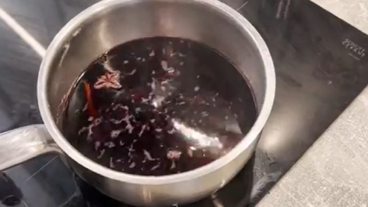 Svařené víno s badyánem a skořicí