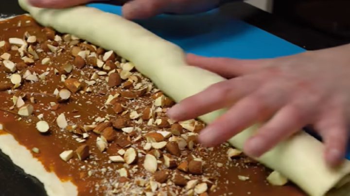 Vánoční karamelový cop s ořechy