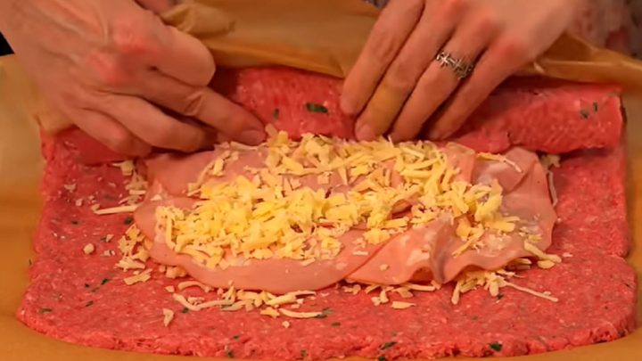 Vánoční masová roláda s mozzarellou