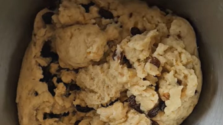 Jednoduchá domácí štola z kynutého těsta