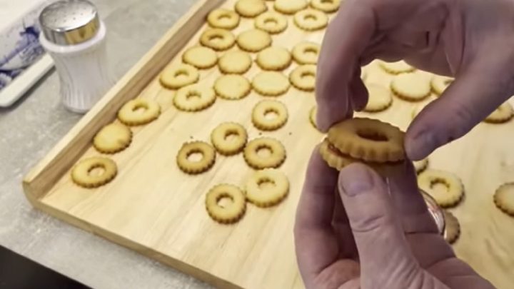 Klasická linecká kolečka s rybízovým džemem