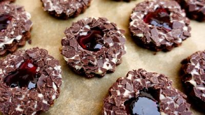 Švarcvaldské cukroví s višňovým džemem