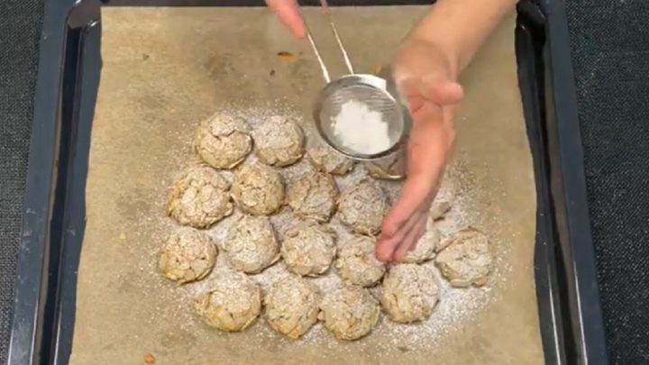 Marcipánové koule s plátky mandlí