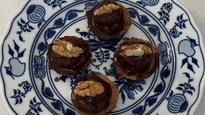 Křehké košíčky s ořechovou náplní