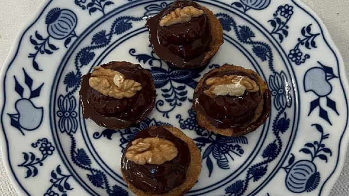 Křehké košíčky s ořechovou náplní Křehké košíčky s ořechovou náplní