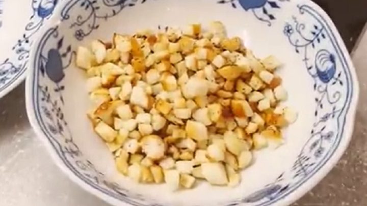 Vánoční rybí polévka s máslovými krutony