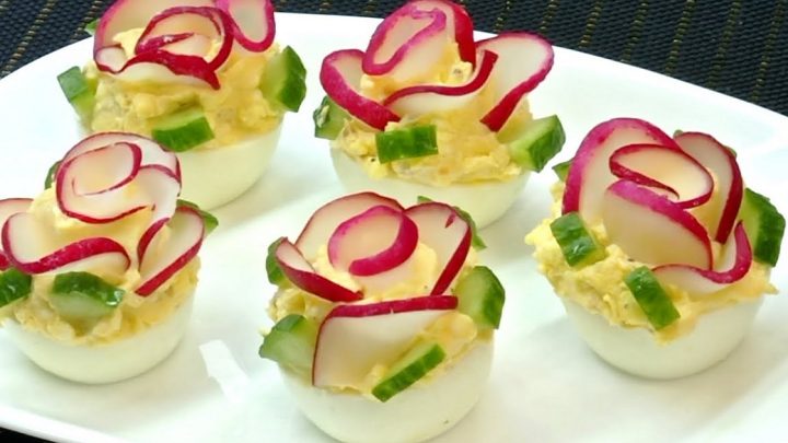 Růžičkové jednohubky s vejci a sýrem Růžičkové jednohubky s vejci a sýrem