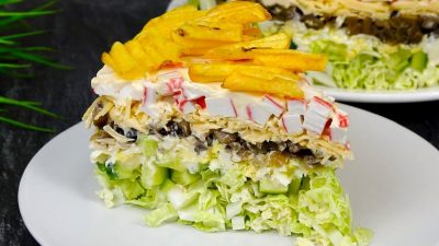 Silvestrovský vrstvený salát s chipsy