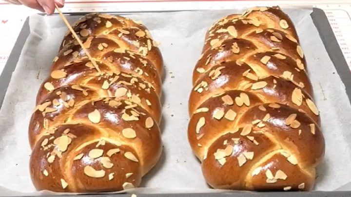 Jednoduchá vánočka s mandlemi a vanilkou