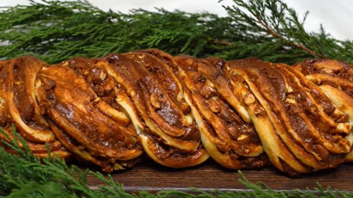 Vánoční karamelový cop s ořechy