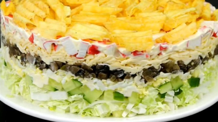 Silvestrovský vrstvený salát s chipsy