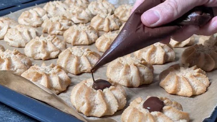 Pudinkové stříkané kytičky s čokoládou