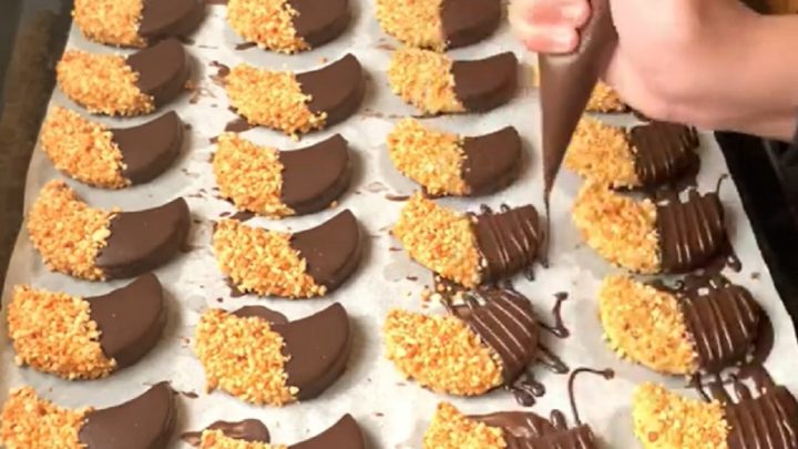 Polomáčené měsíčky s arašídy a čokoládou