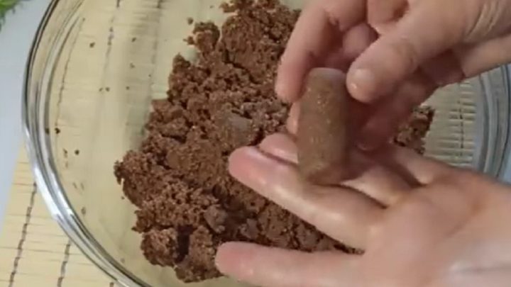 Nepečené čokoládové válečky s arašídy