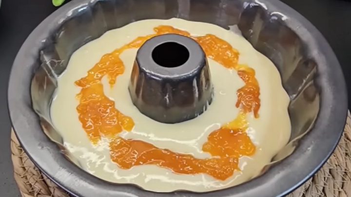 Bábovka plněná marmeládou z meruněk