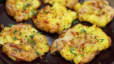 Brambory s česnekovým máslem