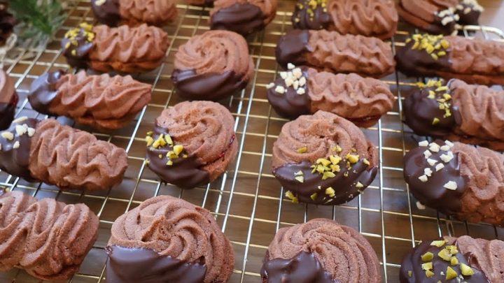 Stříkané čokoládové cukroví s ořechy Stříkané čokoládové cukroví s ořechy