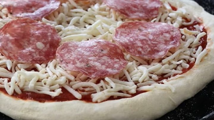 Domácí pizza bez hnětení se salámem