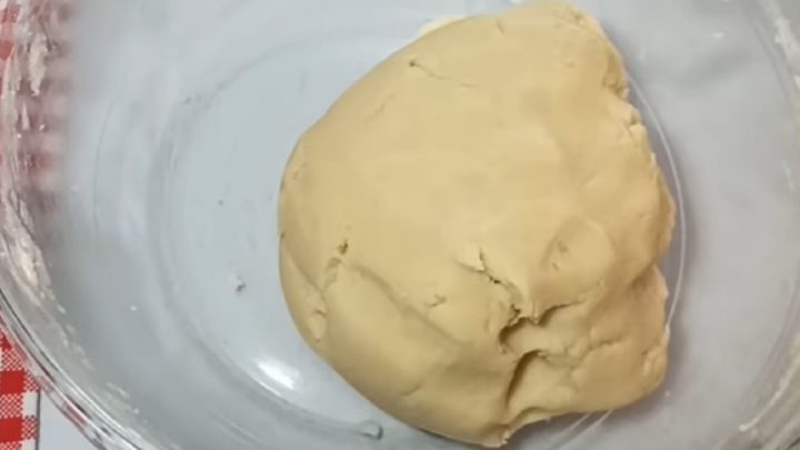 Křehké stříkané kytičky s kandovaným ovocem