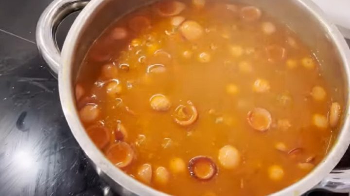 Rychlá frankfurtská polévka se slaninou