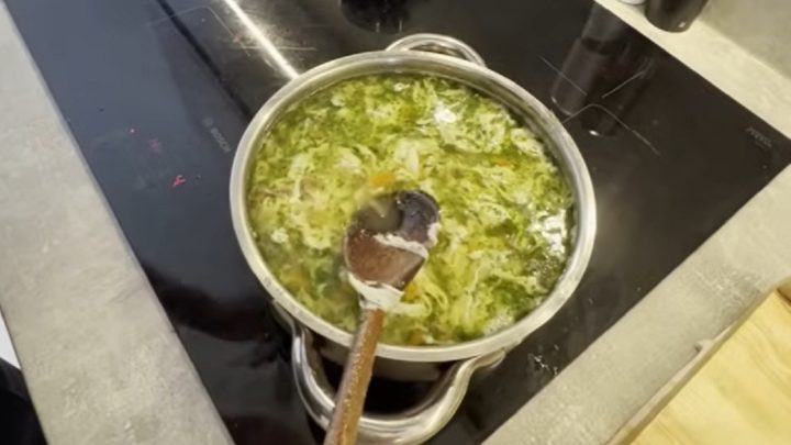 Krupicová polévka s vejci v papiňáku