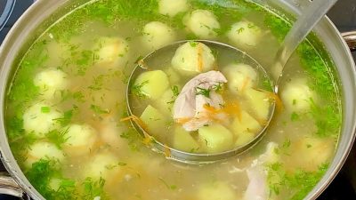 Kuřecí polévka se sýrovými knedlíčky