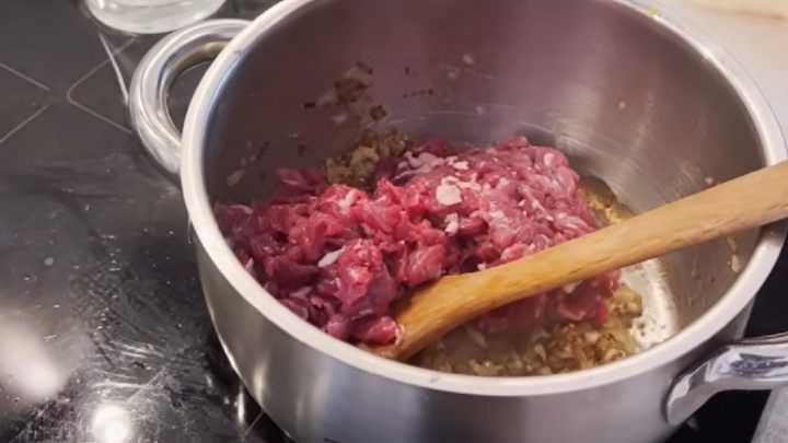 Gulášová polévka s hovězím masem