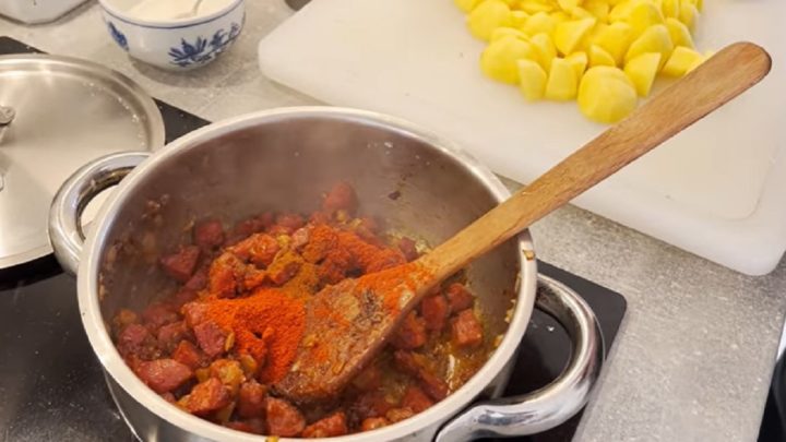 Jednoduchý buřtguláš s brambory