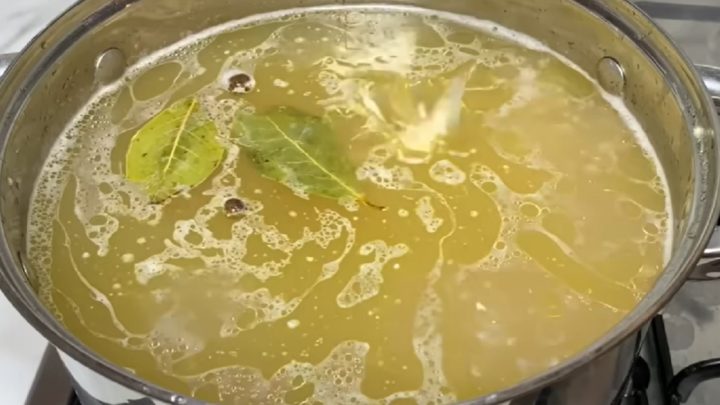 Poctivý kuřecí vývar s kroupami a koprem