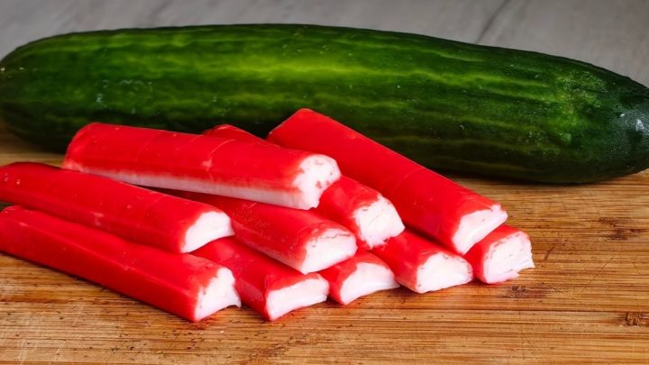 Vrstvený královský salát s krabími tyčinkami