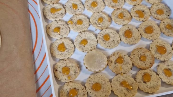 Marcipánové cukroví s čokoládou a ořechy