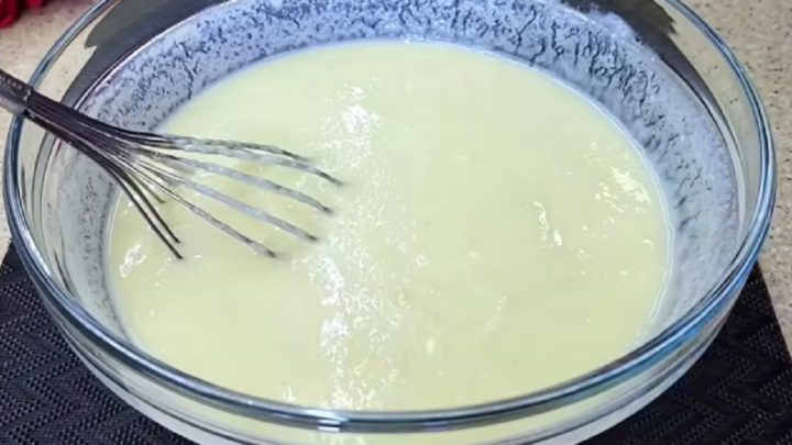 Strakatý krupicový koláč s kefírem