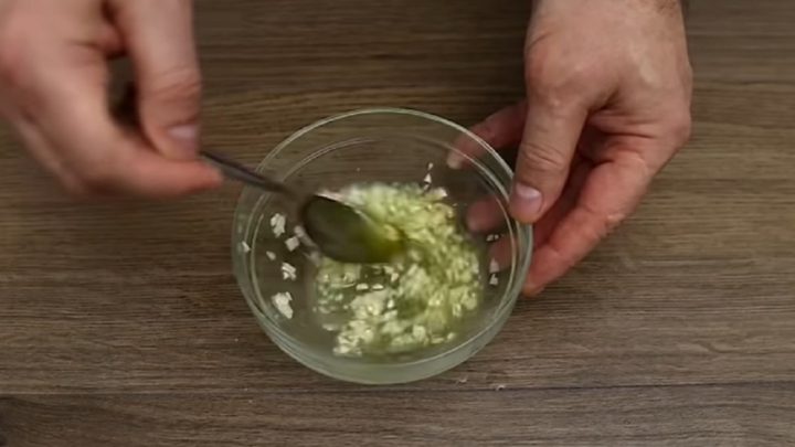 Losos na medu s česnekem a petrželkou