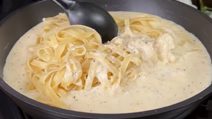 Jednoduché těstoviny se sýrovou omáčkou