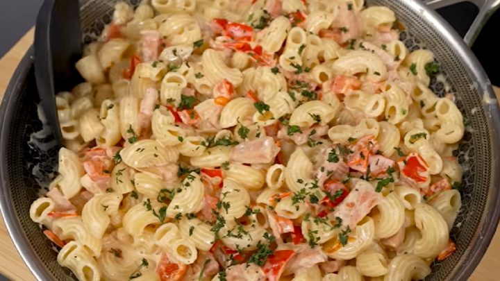 Smetanové těstoviny se šunkou a rajčaty